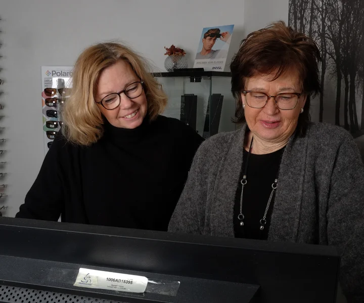 Två personer vid disken i butiken i Gimo